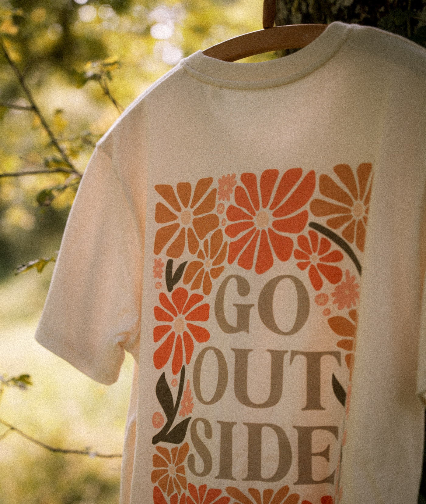 Shirt - Go Outside bloemenpatroon