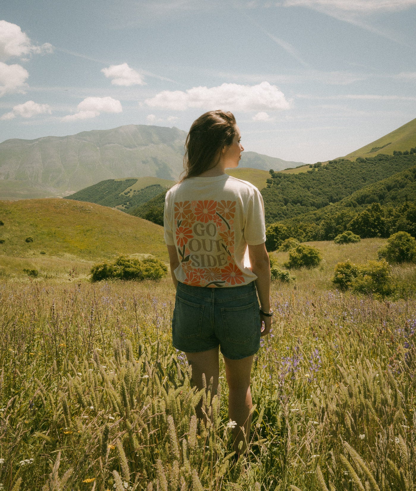 Shirt - Go Outside bloemenpatroon