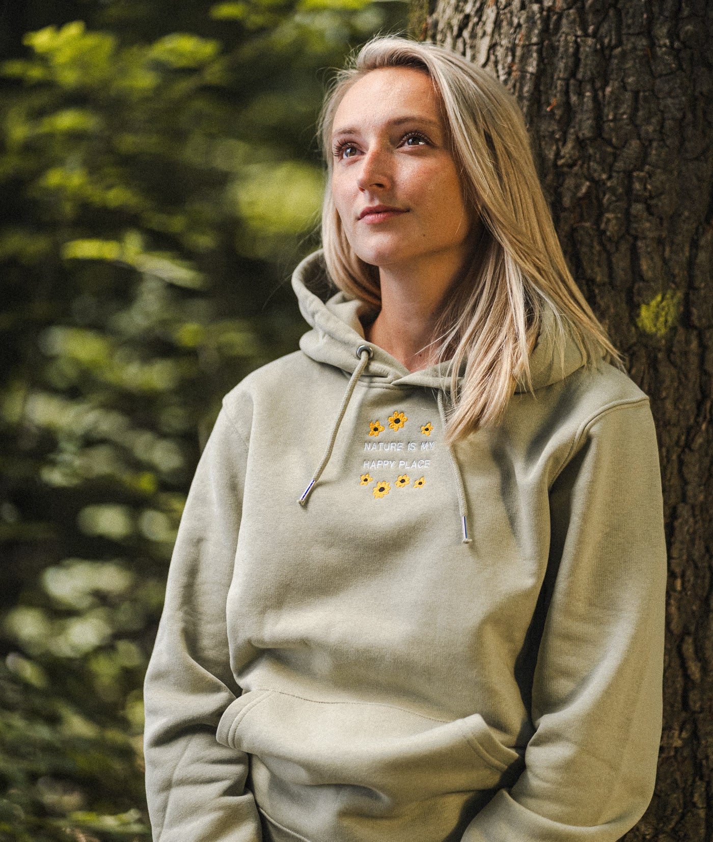 Geborduurde Hoodie bloemen - Logo midden - Bio katoen