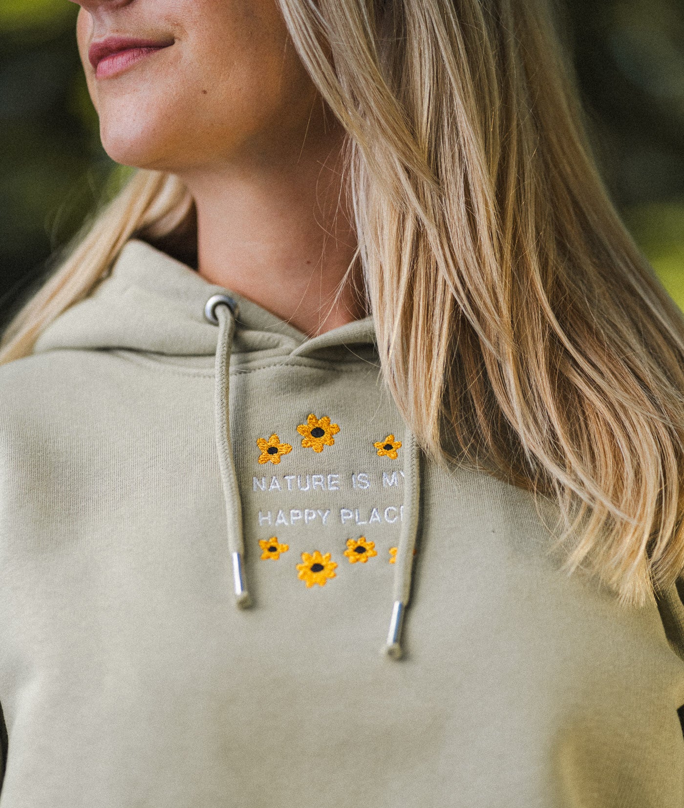Geborduurde Hoodie bloemen - Logo midden - Bio katoen