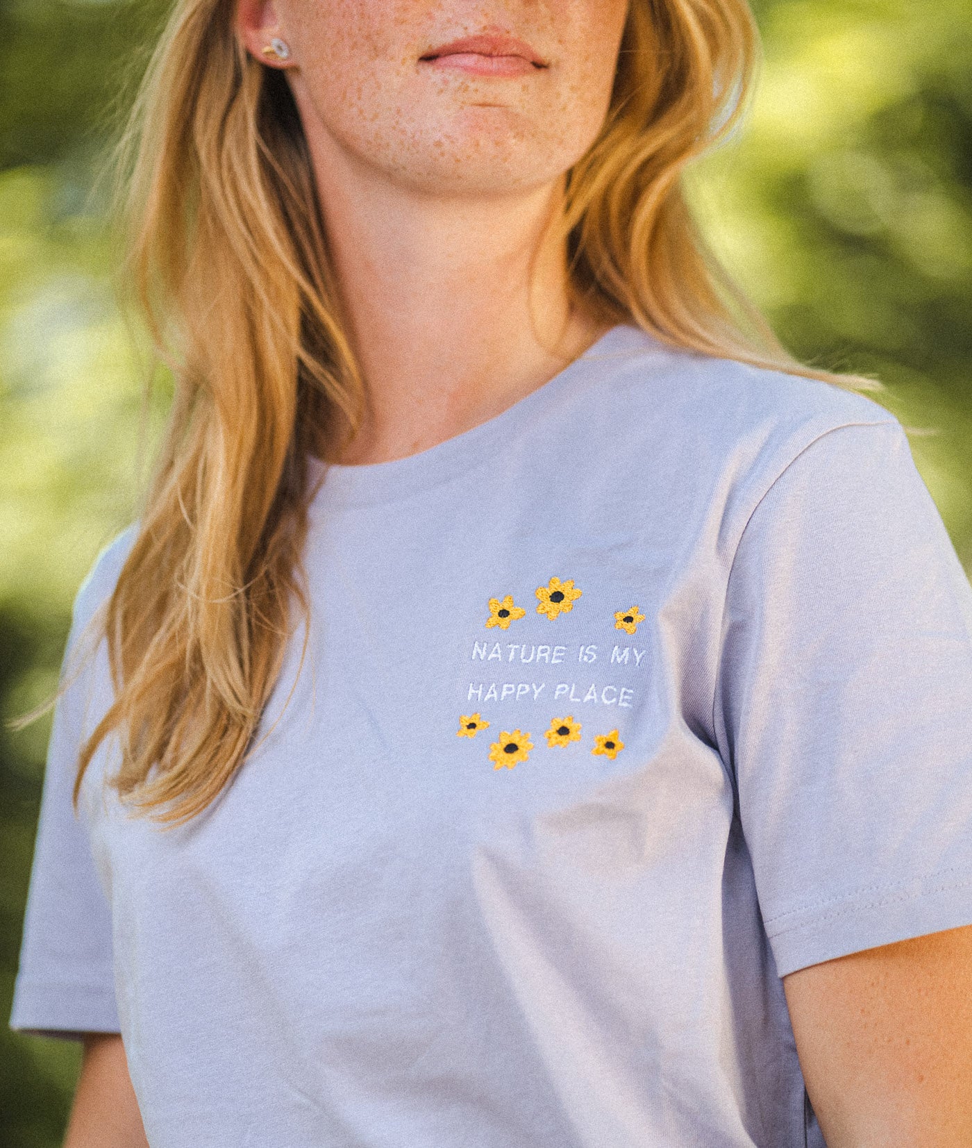 Geborduurd shirt bloemen - Logo links - Bio katoen