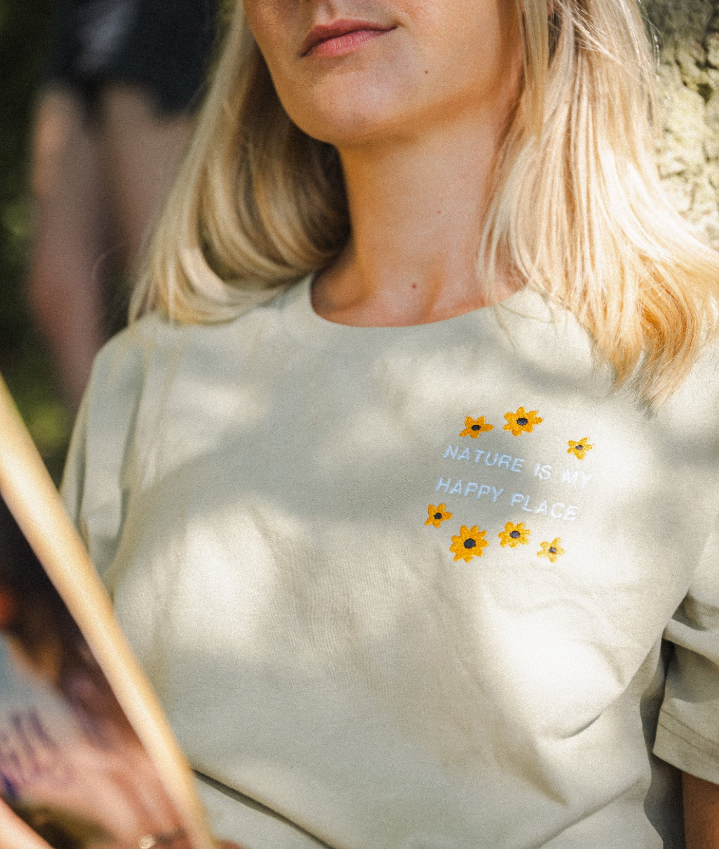 Geborduurd shirt bloemen - Logo links - Bio katoen
