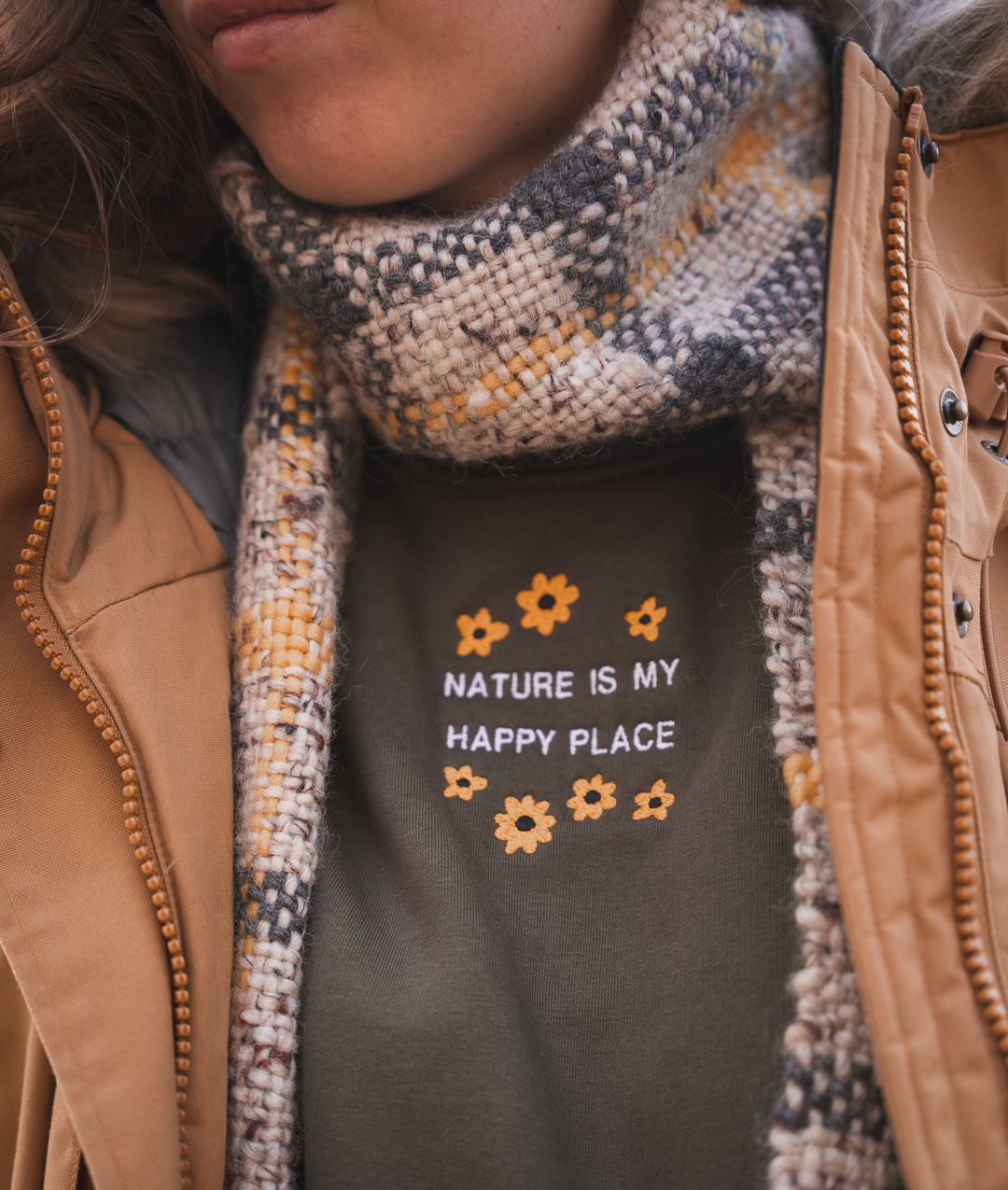Geborduurde Sweater bloemen - Logo midden - Bio katoen