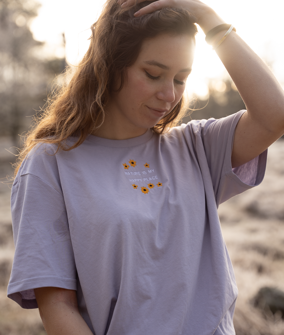 Geborduurd shirt bloemen - Logo midden - Bio katoen