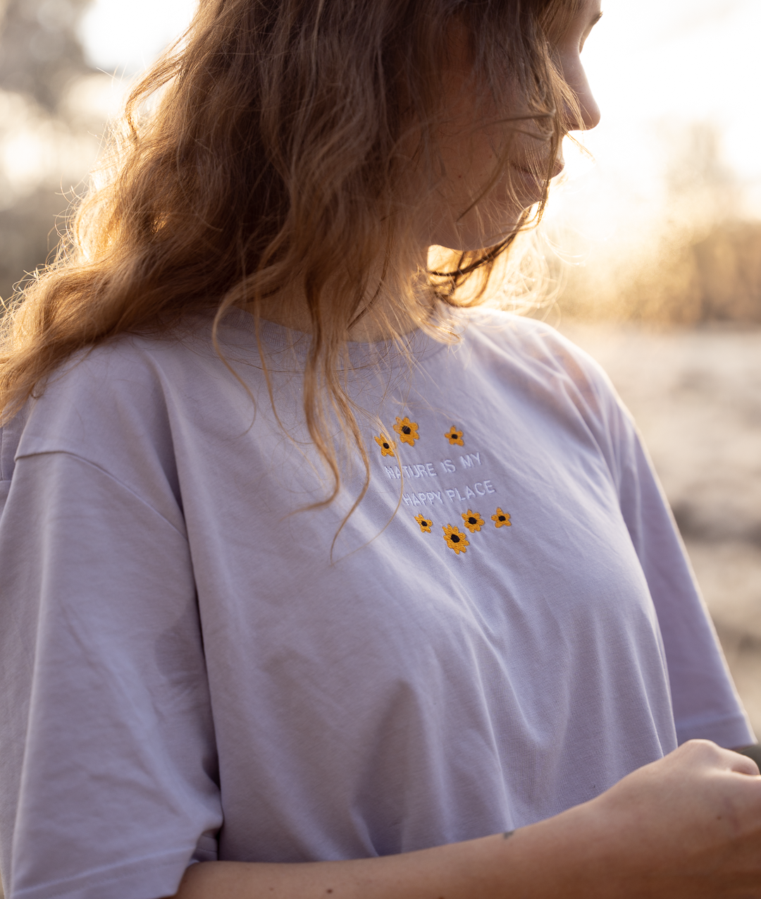 Geborduurd shirt bloemen - Logo midden - Bio katoen