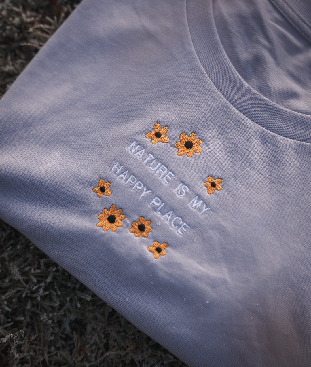 Geborduurd shirt bloemen - Logo midden - Bio katoen